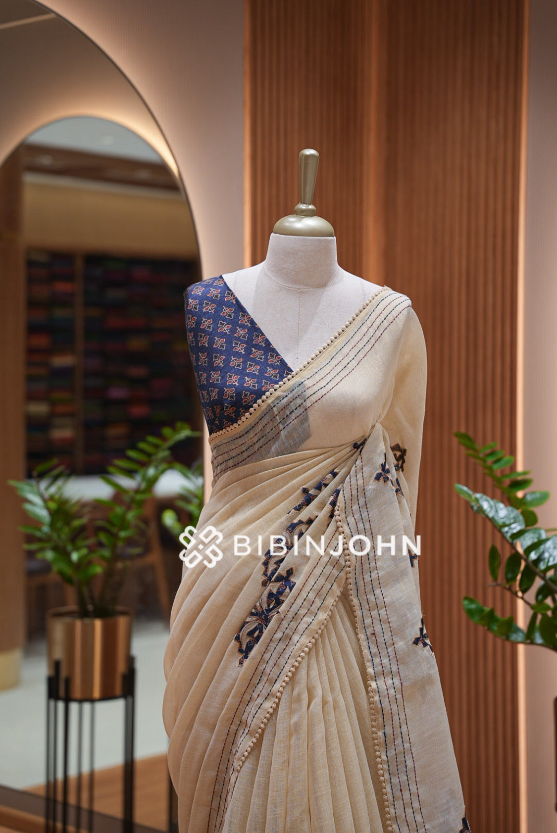 Tissue Linen Applique Saree For Women Ivory Beige CLOSE VIEW
